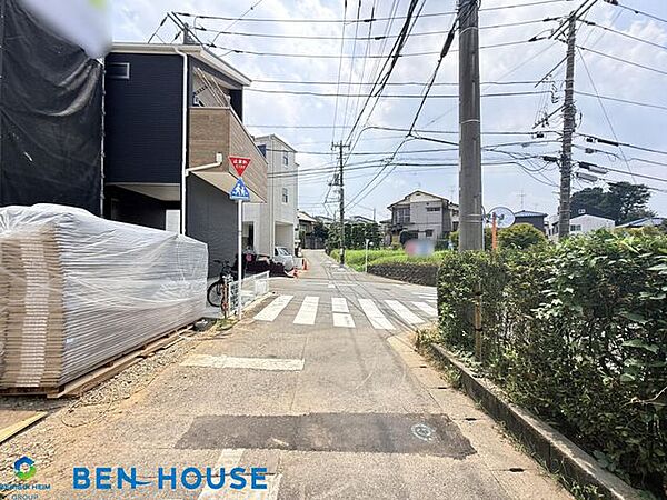 ・ゆとりある前面道路に面した開放感溢れるお住まいです。・見通しの良い前面道路なので、車の出し入れもスムーズにでき駐車もしやすいですね。・現地周辺は落ち着いた雰囲気の住宅街です。