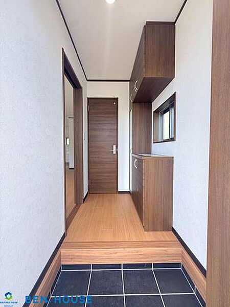 ・大きなシューズボックスでご家族全員の靴もしっかり収まりますね・またカウンター部分にはインテイリアなどを飾る楽しみもできます・新規リフォーム済でご契約後は即入居可能・是非ご確認ください