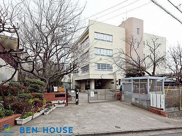 川崎市立長沢小学校 徒歩14分。教育施設が近くに整った、子育て世帯も安心の住環境です。 1100m