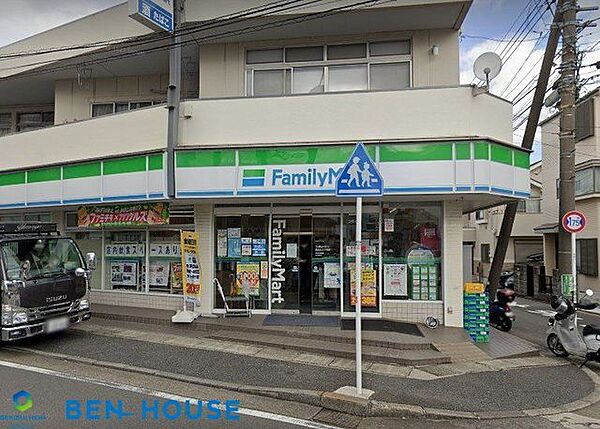 ファミリーマート百合丘三丁目店 徒歩17分。時間がない時にさっと寄れて便利なコンビニ。 1310m