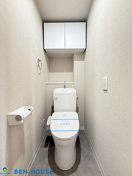 シャワートイレでいつでも清潔に利用できますね。吊戸棚の設置がありますので、トイレットペーパーやお掃除道具などもスッキリ収納できます。現地へのご案内はいつでも可能です。是非ご確認ください。