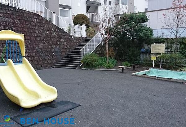 獅子ケ谷第二公園 徒歩9分。幼児向け遊具が整い、小さなお子様も安心して遊ばせることができます。 710m