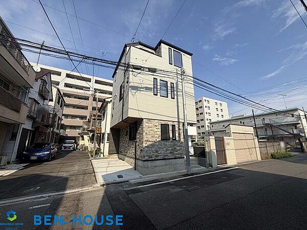 ・ゆとりある前面道路に面した開放感溢れるお住まいです。・見通しの良い前面道路なので、車の出し入れもスムーズにでき駐車もしやすいですね。・現地周辺は落ち着いた雰囲気の住宅街です。