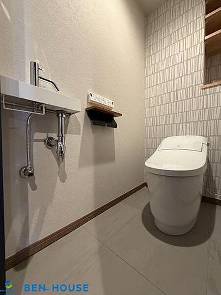 タンクレストイレで便器周りがスッキリし、お掃除もしやすく清潔感のあるトイレ空間になっております。手洗い器も別途設置ございますので安心でいつでも清潔に利用できますね。是非ご確認ください。