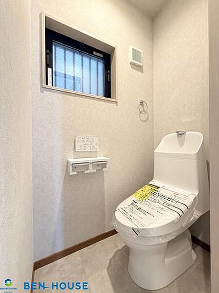 ・トイレは2ヶ所に設置がございますので、朝の支度で込み合う時間もスムーズに準備ができます・窓付きで明るく換気も充分なトイレは温水洗浄便座仕様で清潔です・現地へのご案内はいつでも可能です