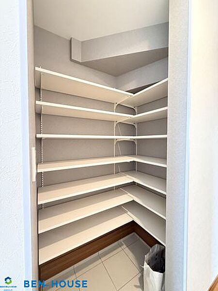 ・大容量のシューズインクローゼットには靴だけでなくベビーカーやちょっとしたアウトドア用品も収納できますね・収納豊富なプランでどちらのスペースもスッキリと利用できます・是非ご確認ください