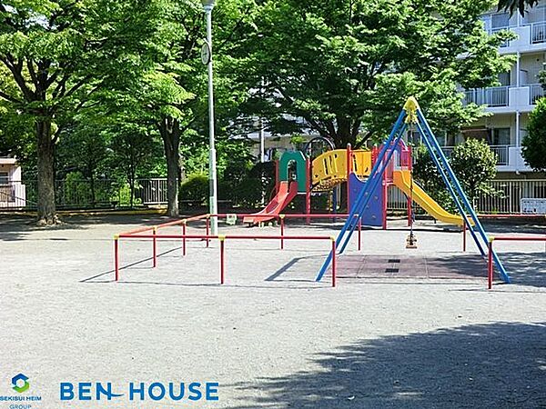 東寺尾一丁目第二公園 徒歩4分。樹々に囲まれた気持ちのよい公園です。 260m