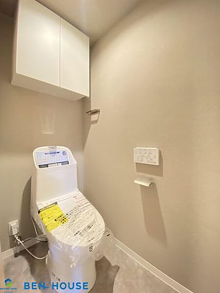 ・清潔感のある明るいトイレ空間、快適なトイレタイムに欠かせない温水洗浄便座付きです・吊戸棚の設置があり、トイレットペーパーやお掃除道具などもスッキリ収納できます・是非ご確認ください