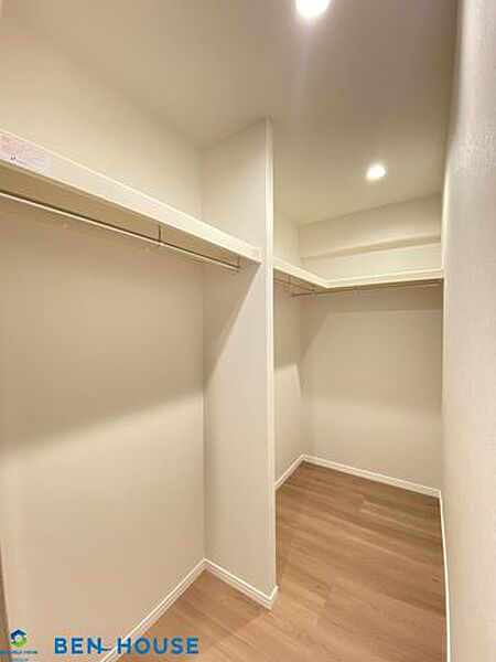 ・ファミリークローク完備で居室は不必要な家具を置く必要がなく、広く利用できますね・お部屋がスッキリ片付きます・かさばりやすい衣類やキャリーバッグなどの大物もたっぷり収納可・いつでも内覧可能