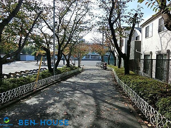 横浜市立新田小学校 徒歩5分。教育施設が近くに整った、子育て世帯も安心の住環境です。 330m