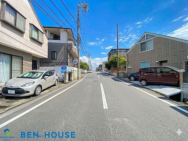 ・ゆとりある前面道路に面した開放感溢れるお住まいです。・見通しの良い前面道路なので、車の出し入れもスムーズにでき駐車もしやすいですね。・現地周辺は落ち着いた雰囲気の住宅街です。