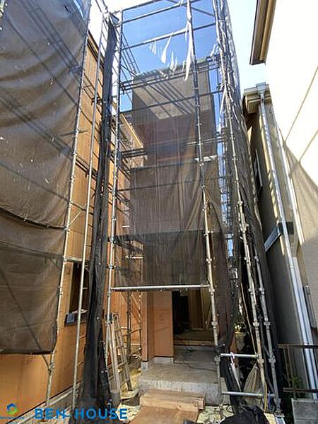 ・前面南道路に面しており採光たっぷり・2か所のバルコニーも南面にございます・全室網戸付きで新生活での初期費用が抑えることができますね・玄関ドアは電子ロックキー対応で防犯面も安心