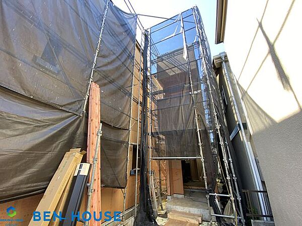 シャワー付洗面台・シャワーを引き出して使えるため洗髪はもちろんお掃除もしやすいです・大きな洗面ボウルで衣服の手洗いの際や小さなペットのお風呂として利用するときにも活躍しますね