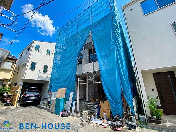 ・窓が多く採光を考慮された明るいＬＤＫは15帖超のゆとりの広さ・家具を配置してもゆったり過ごせ、ご家族の憩いのスペースになります・リビングには床暖房標準設置で足元からお部屋全体を暖めてくれます