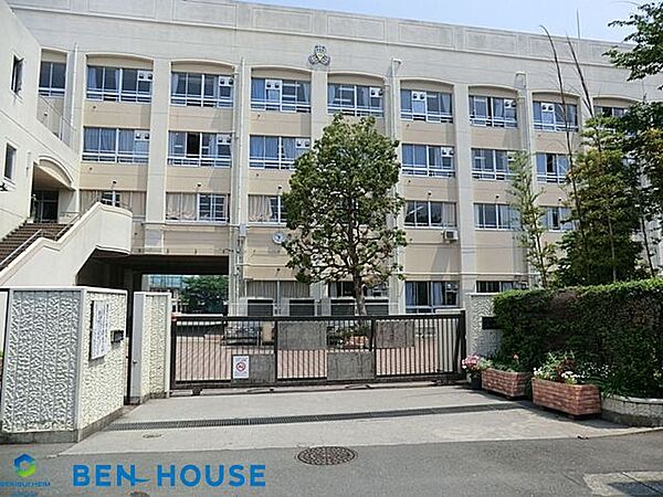 川崎市立西高津中学校 徒歩9分。 610m