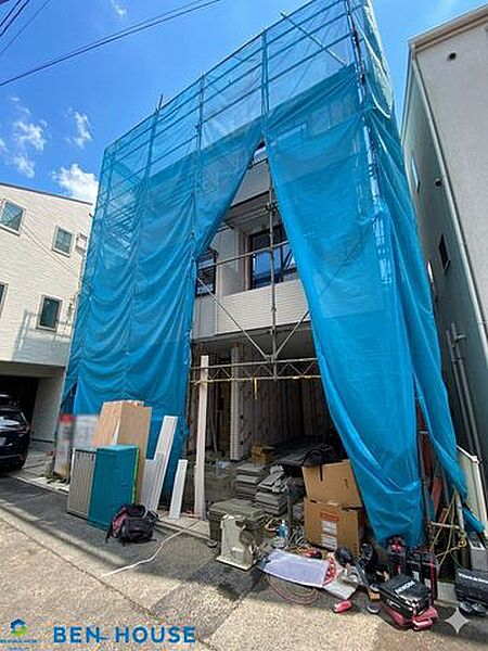 ・リビングには床暖房標準設置で足元からお部屋全体をぽかぽかと暖めてくれます・食洗器付きでお片付けもラクラク、節水にもなります・浄水器機能付き水栓なので美味しくて安全な水を飲むことができます