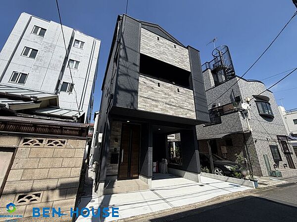 ・ゆとりの広さのリビングは落ち着いた時間を過ごす居心地のよい空間、家具を配置してもご家族皆さまでゆったり過ごせますね・対面キッチンでリビングを伺いながらお料理できます・是非ご確認ください