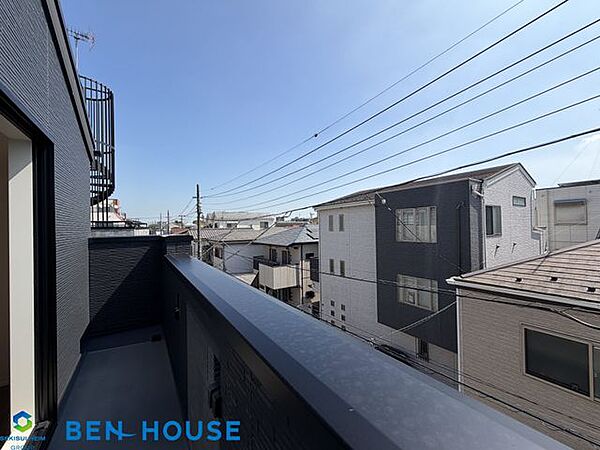 ・周辺は戸建住宅が建ち並ぶ閑静な住宅地です。のびのびとした暮らしを実現できそうです！・前面には遮る物がないので、陽当たりも良好です。・日々の生活をサポートしてくれる充実仕様・設備搭載で販売中！