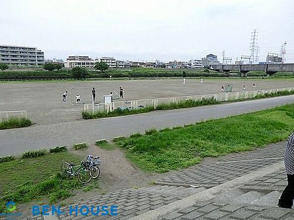 鶴見川樽町公園 徒歩6分。四季の移ろいを感じる緑豊かな住環境です。 450m