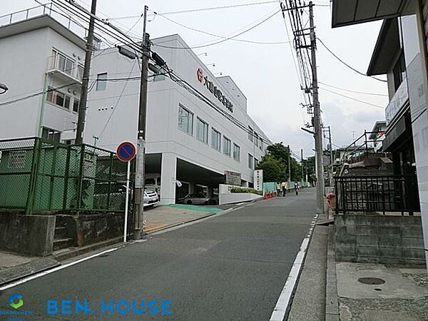 大倉山記念病院 徒歩12分。万が一際に必要になる病院。近所にあることで安心につながります。 960m