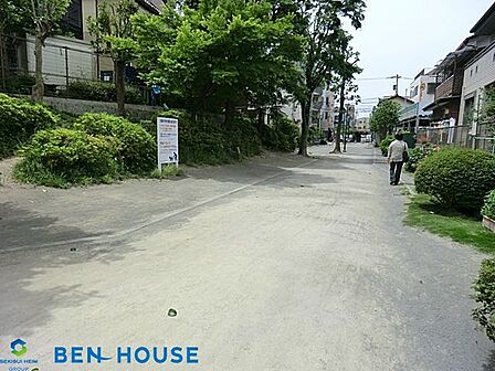 北谷町緑道 徒歩3分。四季の移ろいを感じる緑豊かな住環境です。 230m