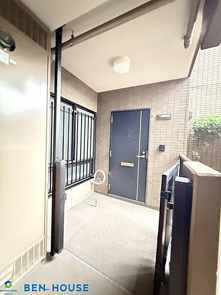 ・玄関ドアの前が門扉で区切られたポーチは、他の居住者や来訪者が自由に出入りしにくい空間になります・プライバシーが守られやすい点がメリットで防犯面でも有効といえますね・いつでも内覧可能です