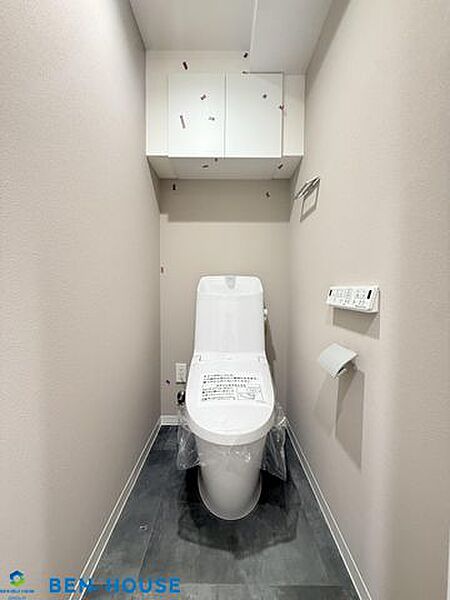 ・シャワー洗浄機能付のトイレは、清潔感が印象的な空間ですね。リモコンは壁掛けタイプです。・吊棚の設置があり、トイレットペーパーやお掃除道具などもスッキリ収納できます・是非ご確認ください