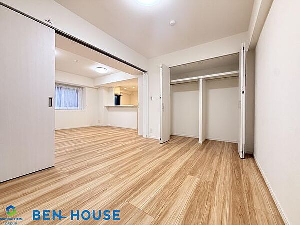 ・南向き角部屋で採光たっぷりのお部屋・専用庭等含め100平米超3ＳＬＤＫ間取り・大切なペットと一緒にお住まいいただけます（飼育細則有）・玄関ポーチ付きで戸建て感覚のプライバシー確保