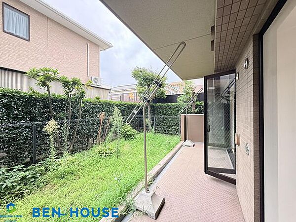 ・専用庭がでは花壇を造ったり、ちょっとしたガーデニングや家庭菜園などもできますね・緑や季節の変化を楽しむことができ、日々の癒やしになります・お子様と安心して遊べるスペースですね