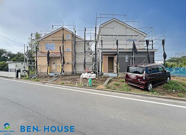 ・50坪超のゆとり敷地に建つ4ＬＤＫ新築住宅。駐車場も2台駐車可能です。・南向きで太陽の日差しをたっぷりと浴びるお住まいです。全室2面採光でお部屋は明るく日当り・通風も良好！