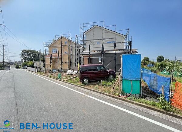 ・周辺は落ち着いた雰囲気の住宅地です。小さなお子様がいるご家庭も安心！落ち着いて生活できます・見通しの良い前面道路は車通りも少なく、お子様の通学や愛犬とのお散歩も安心できてのびのびと過ごせます
