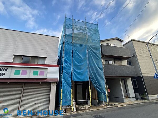 ・大小の公園が点在し、緑に恵まれた日当りの良い住環境で落ち着いた雰囲気の立地です。・東横線沿線の閑静な住宅地に佇む邸宅。周辺にはスーパー、コンビニ、ドラッグストアなど暮らしに便利な施設充実！