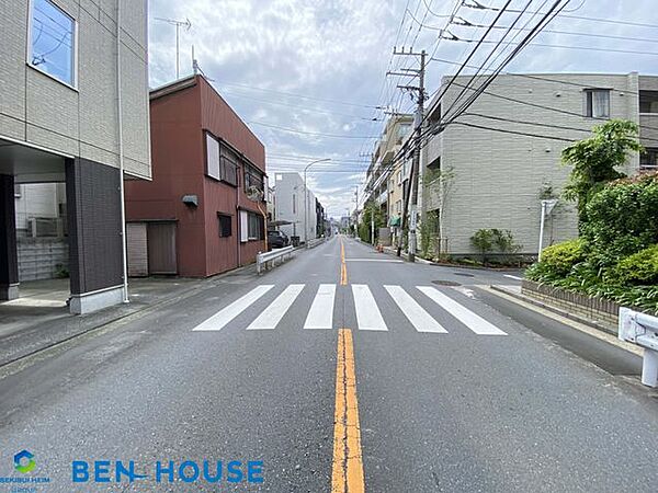 ・ゆとりある前面道路に面した開放感溢れるお住まいです。・見通しの良い前面道路なので、車の出し入れもスムーズにでき駐車もしやすいですね。・現地周辺は落ち着いた雰囲気の住宅街です。