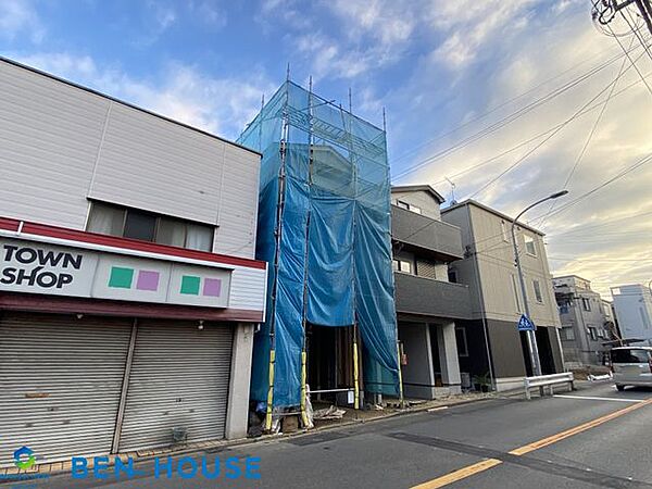 ・居室全室は二面採光で快適な光を取り入れ、お部屋は明るく心地よい風を取り入れますね・収納スペースも完備しており、収納家具を使わずお部屋を広く使うことができるので生活しやすい居住スペースです