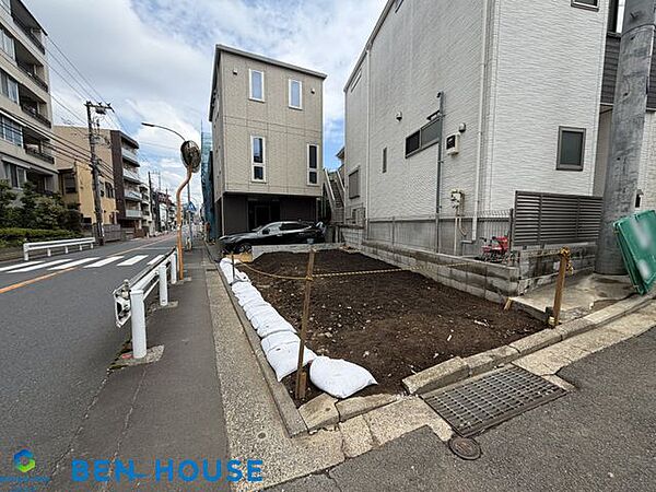 ・横浜や都心部へもアクセスしやすい東横線沿線！・忙しい朝、遅い帰宅時にも嬉しい駅まで徒歩約6分の駅近物件・休日はご家族で都心へショッピングもできる利便性の高い好立地です