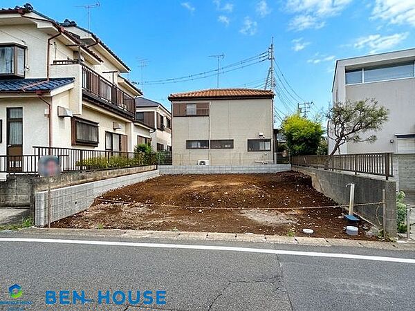 ・閑静な住宅街の中の、ゆとりある新築一戸建て。カースペースには2台駐車可能です。・第一種低層住居専用地域の閑静な住宅街です。落ち着いた環境の中でお過ごしいただけます。