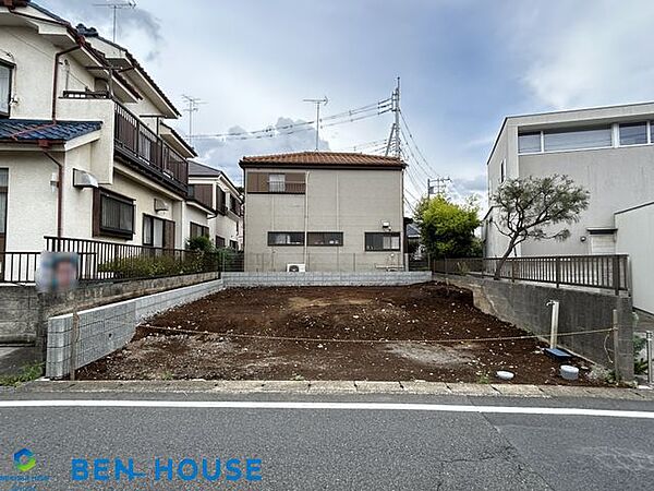・閑静な住宅街の中の、ゆとりある新築一戸建て。カースペースには2台駐車可能です。・第一種低層住居専用地域の閑静な住宅街です。落ち着いた環境の中でお過ごしいただけます。