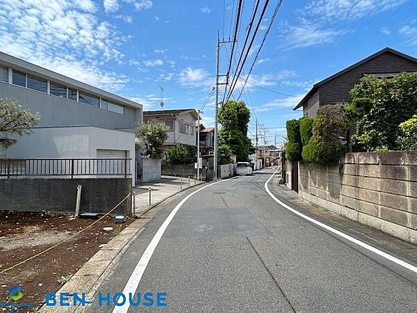 ・ゆとりある前面道路に面した開放感溢れるお住まいです・前面が広く、暖かい太陽の日差しを浴びる、日当りだけでなく通風良好・落ち着いた雰囲気の閑静な住宅地で、小さなお子様がいるご家庭も安心です