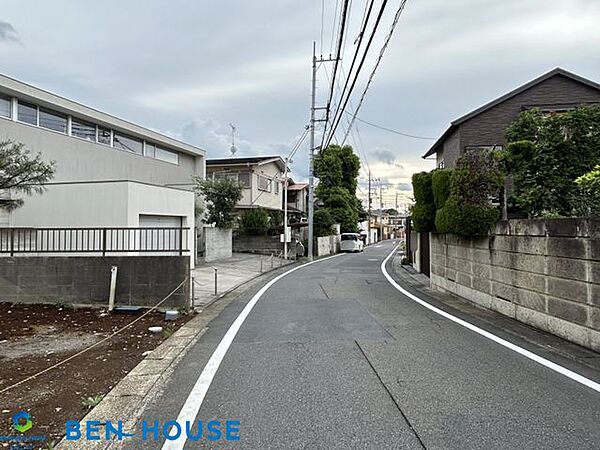 ・ゆとりある前面道路に面した開放感溢れるお住まいです・前面が広く、暖かい太陽の日差しを浴びる、日当りだけでなく通風良好・落ち着いた雰囲気の閑静な住宅地で、小さなお子様がいるご家庭も安心です