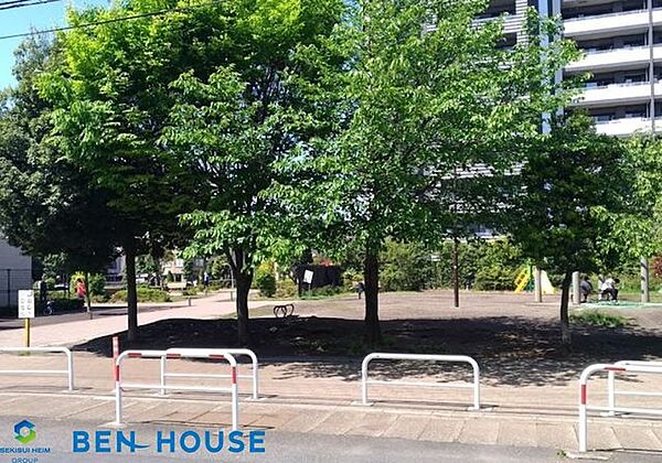 馬絹東公園 徒歩17分。四季の移ろいを感じる緑豊かな住環境です。 1310m