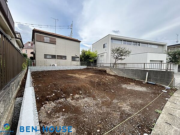 ・たくさんの窓から入り込む太陽光で明るく開放感のある大空間ＬＤＫ・広々リビングで落ち着いてご家族皆さまでゆったり過ごせます・シャワートイレは2か所に完備で朝の慌ただしい時間帯もスムーズ！