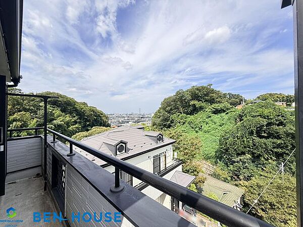 ・晴れた日にはスカイツリー、東京タワーを望めます・周辺は戸建住宅が建ち並ぶ閑静な住宅地です。のびのびとした暮らしを実現できそうです！・前面には遮る物がないので、陽当たりも良好です。