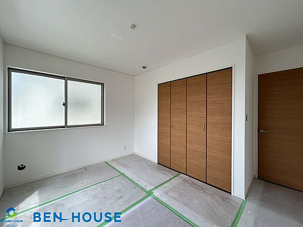 ・全居室にクローゼットがあるので、お部屋ごとに衣類などの収納ができ、室内がスッキリと片付きます・充実収納完備で余計な家具を置く必要がなく、お部屋を広くお使いになれます・是非ご確認ください