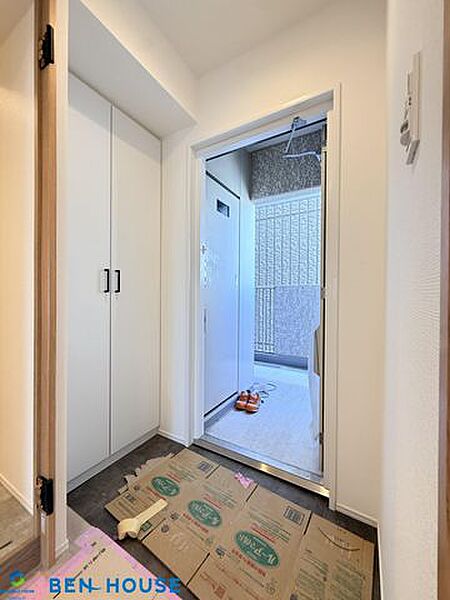 ・玄関にはシューズボックス完備でご家族全員の靴もしっかり収納できます・段差の少ないバリアフリー仕様です・新規リノベーション済のお部屋、ご契約後は即入居可能です・是非ご確認ください