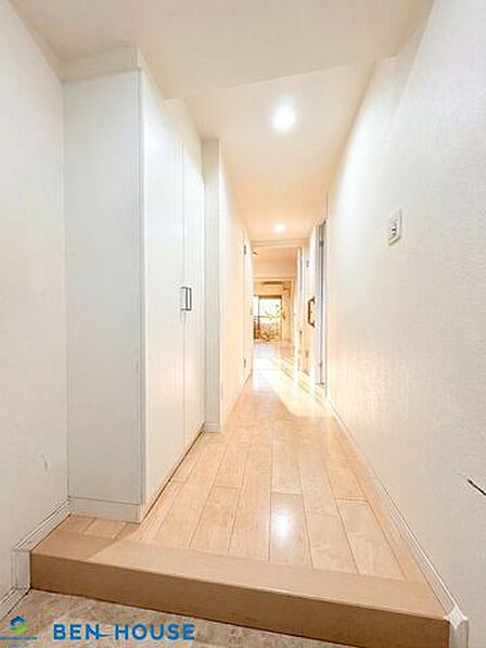 ・人を最初に迎え入れる場所だからこそ、広々としたスペースでお迎えやお出迎えしたいですね・荷物が多い日も出入りしやすい広々スペースです・天高いっぱいのシューズボックスも完備でスッキリ片付きます