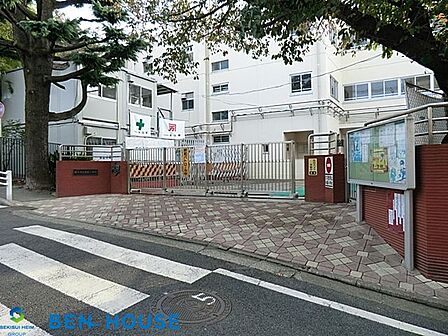 横浜市立寺尾小学校 徒歩12分。教育施設が近くに整った、子育て世帯も安心の住環境です。 930m