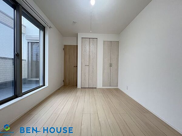 ・大型ベッドを置いても余裕のある広さでお部屋の家具選びも楽しめそう！・ご家族でゆっくりお休みになれますね・クローゼット付きなので衣類もたっぷり収納できます。