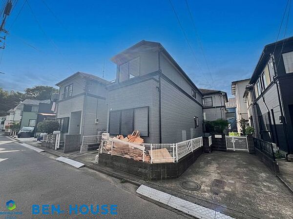 ・全室二面の採光で明るく通風も良好・2か所のバルコニーでは洗濯物がたっぷり干せます・ゆったりとしているキッチンでご家族一緒に料理が楽しめる・三ツ口コンロのシステムキッチン採用