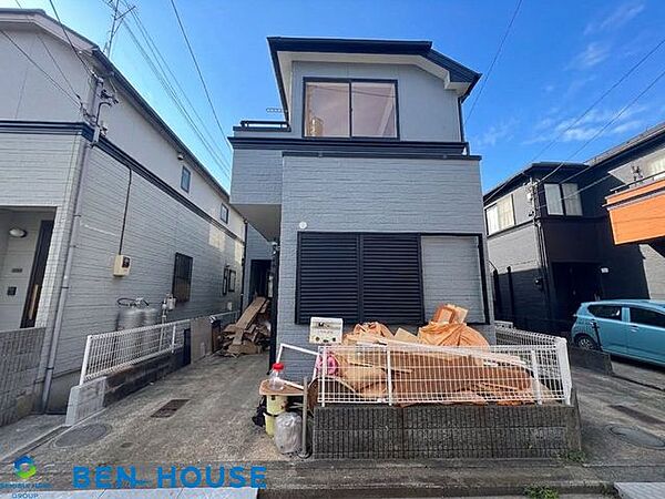 ・シャッター付きなので防犯対策にもなり、大雨・強風から窓ガラスを守ります・内装・外装リフォーム・南東向き前面道路・横浜市グリーンライン線「東山田」駅徒歩約9分是非お問合せ下さい
