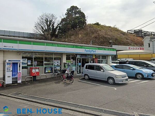 ファミリーマート都筑インター店 徒歩5分。気軽にお買い物ができる近さです♪ 400m
